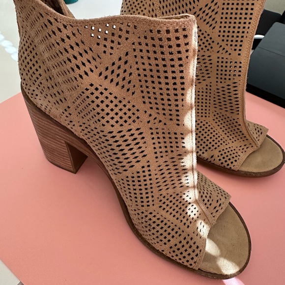 Like New!! Lucky Vacob Suede Perforated booties - Picture 2 of 4